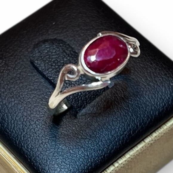 Elegant Sterling Silver Genuine Ruby Gemstone Ring Size 7.5 - Picture 2 of 9